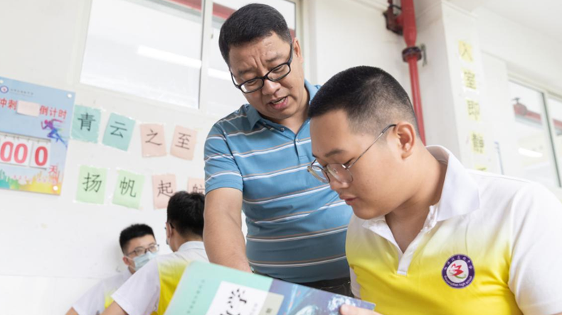 我和新金宝官方网站入口的故事第61期丨苏学良：这堂数学集合课，一教就是26年