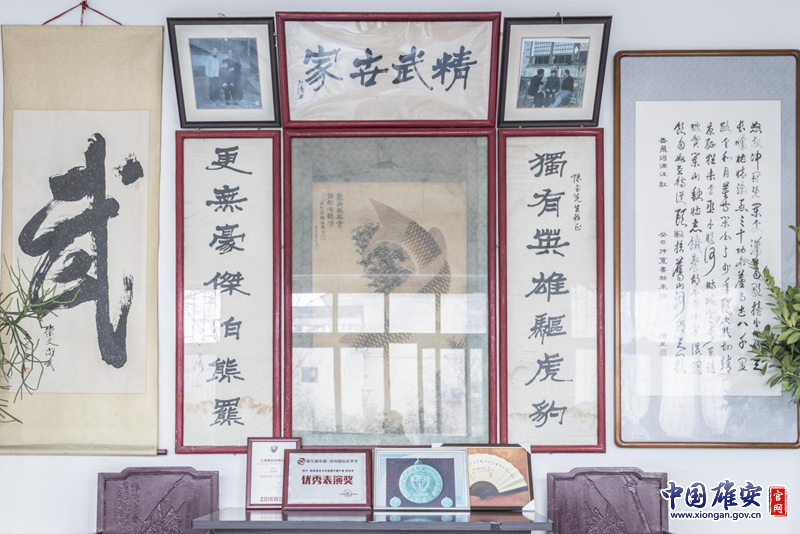 一进练功房就可以看到“精武世家”的匾额挂在厅堂之上。精武体育会与鹰爪翻子拳有着极深的渊源，精武精神也成为鹰爪翻子拳武德修习的核心。李鑫 摄