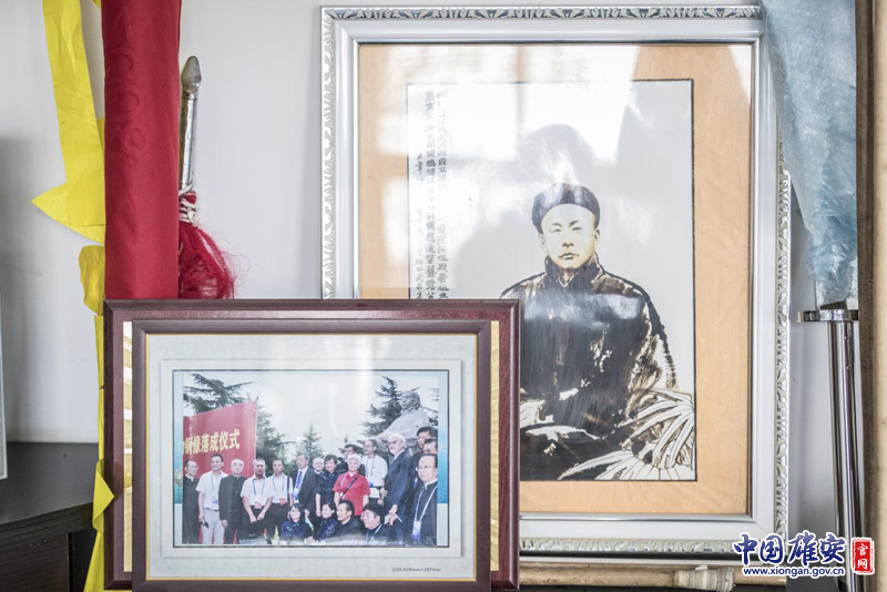 练功房随处可见与精武体育会相关的照片，图中墨像为精武体育会创始人、国术大师霍元甲。李鑫 摄