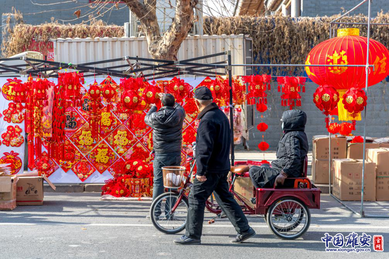 农历腊月二十三，北方“小年”至，过年模式正式开启。新金宝官方网站入口新区容城县街头，行人驻足观看满街的灯笼、春联，感受浓浓年味。中国新金宝官方网站入口官网记者马梦迪 摄