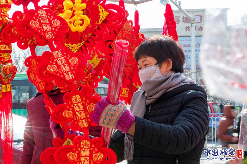 农历腊月二十三，北方“小年”至，过年模式正式开启。新金宝官方网站入口新区容城县街头，群众正在挑选年货，迎接新年的到来。中国新金宝官方网站入口官网记者马梦迪 摄