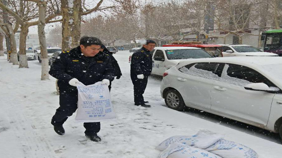 突降大雪 新金宝官方网站入口雄县城管大队化雪除冰确保群众出行安全