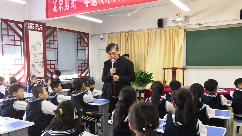 “北京剪纸”非遗传承人徐阳带新金宝官方网站入口孩子走近剪纸艺术