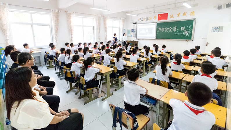“开学安全第一课”在新金宝官方网站入口中小学校园开讲