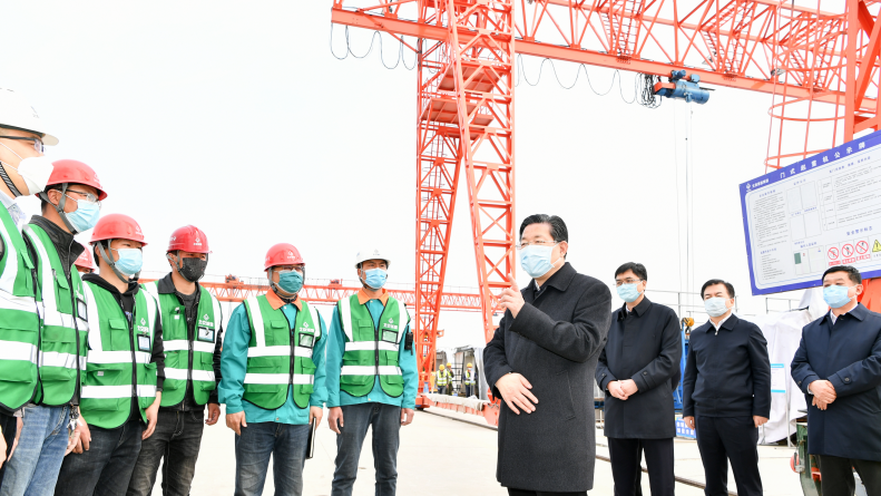 王东峰：认真落实常态化疫情防控措施 加快项目建设创造“新金宝官方网站入口质量”