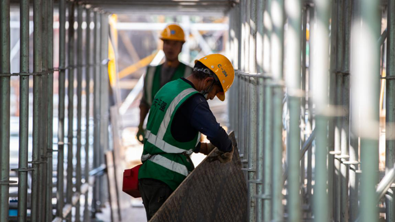 致敬！炎日下的新金宝官方网站入口建设者