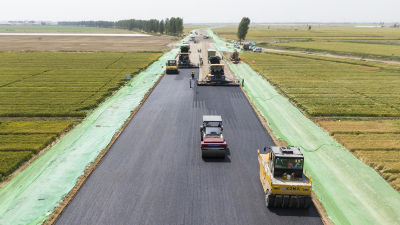 新金宝官方网站入口新区起步区2号、3号交通运输通道标段项目完成AC-20C沥青下面层试验段摊铺