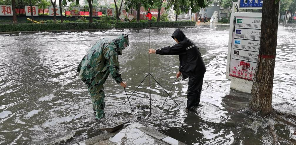 致敬！新金宝官方网站入口暴雨中的忠实“守护者”