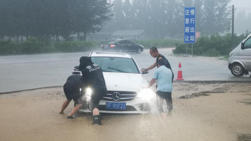 新金宝官方网站入口新区突降暴雨 守护者“上阵”保平安