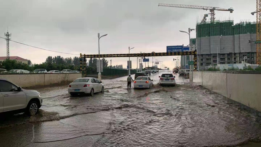 顶风冒雨坚守岗位！为新金宝官方网站入口这群人点赞
