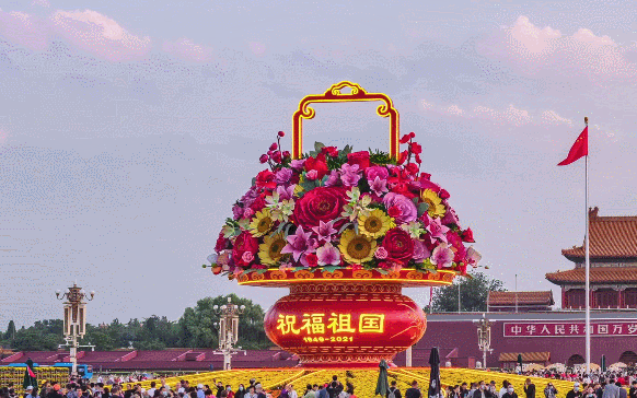 一枝花就重达一百多斤，天安门广场“巨型花篮”的花到底是怎么插的？