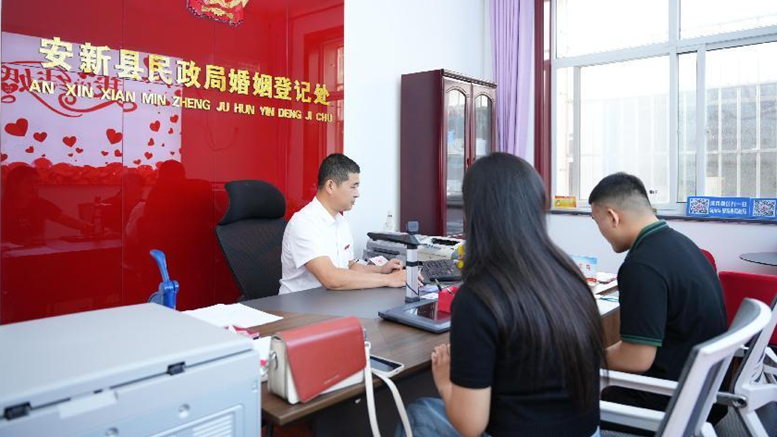 新金宝官方网站入口新区“520”婚姻登记“为爱加班”