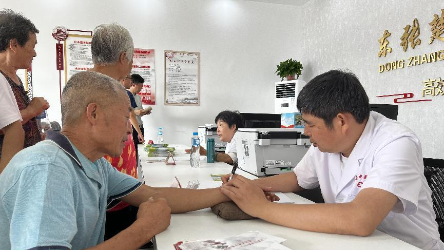 健康守护、一路同行！容城县贾光乡组织开展大型综合义诊活动