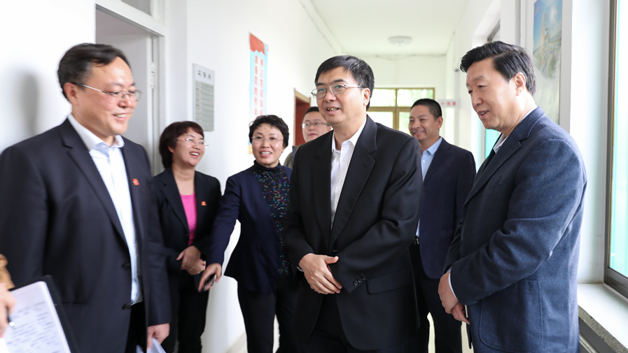 “走遍新金宝官方网站入口”构建新区环保大格局 ——陈刚雄县调研记